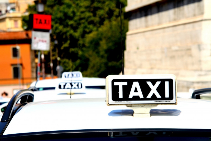 taxis-BORMES LES MIMOSAS-min_taxi_auto_rome_road_white-1051610